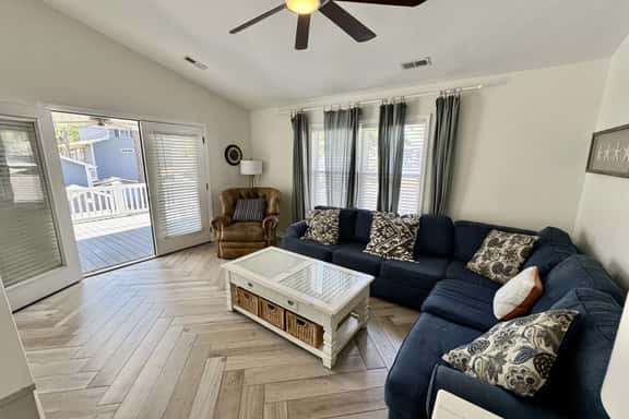 Ocean Lakes 3BR Beach House | Free Golf Cart | Sleeps 7 | Myrtle Beach - Image 1